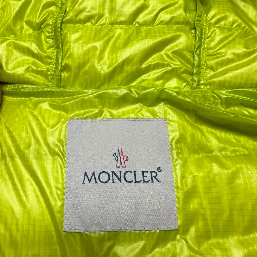 [3] 몽클레어 후드 패딩 조끼 (2회착용)
